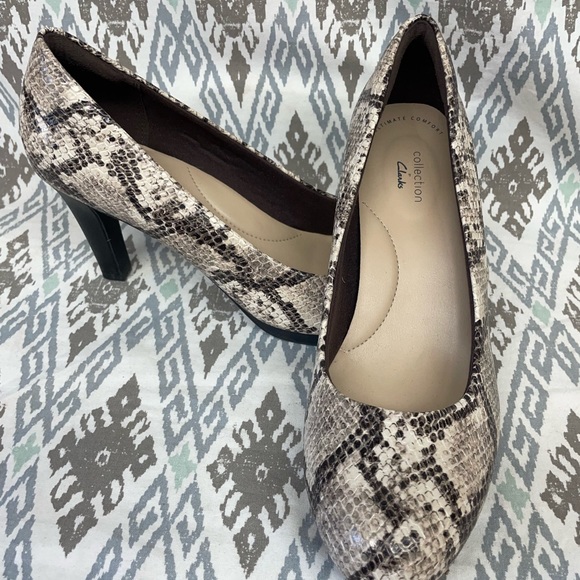 Clarks Illeana Tulip
Pointed Toe Pump Taupe
Snake Synthetic - Picture 1 of 7